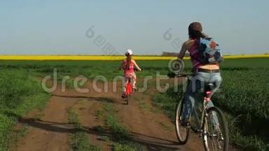 一家人骑自行车。 一个骑自行车带着孩子的女人。 生活方式。 健康的生活方式。 体育家庭。